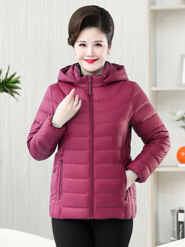 Down jakna s kapuljom koja se može skinuti, tanki materijal, punilo od kačjeg downa 86–90%, poliester vanjski materijal