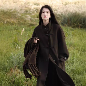 Palton de femei din lână cu model 3D, 70-80% lână și sub 30% alpacă, guler în V, închidere cu nasturi pe un singur rând, lungime extinsă, mâneci lungi