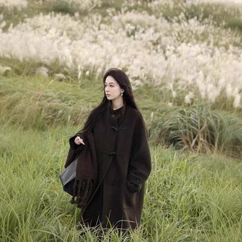 Palton de femei din lână cu model 3D, 70-80% lână și sub 30% alpacă, guler în V, închidere cu nasturi pe un singur rând, lungime extinsă, mâneci lungi