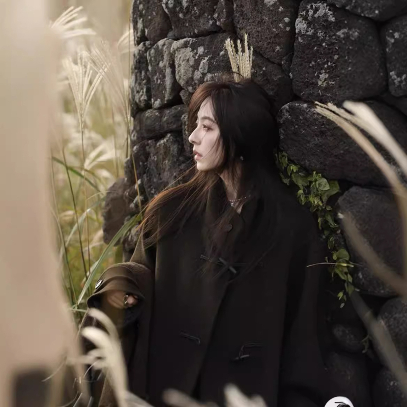 Palton de femei din lână cu model 3D, 70-80% lână și sub 30% alpacă, guler în V, închidere cu nasturi pe un singur rând, lungime extinsă, mâneci lungi