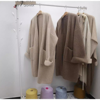 Vuneni kardigan s V-izrezom, dugog kroja, opuštena silueta, gradski stil