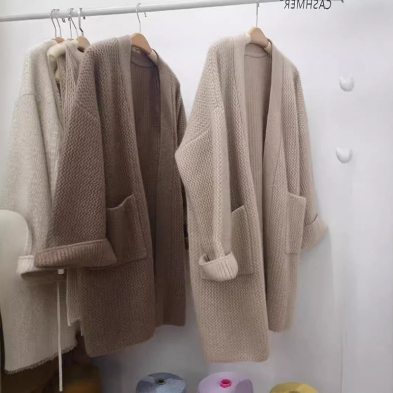 Vuneni kardigan s V-izrezom, dugog kroja, opuštena silueta, gradski stil