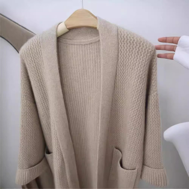 Vuneni kardigan s V-izrezom, dugog kroja, opuštena silueta, gradski stil