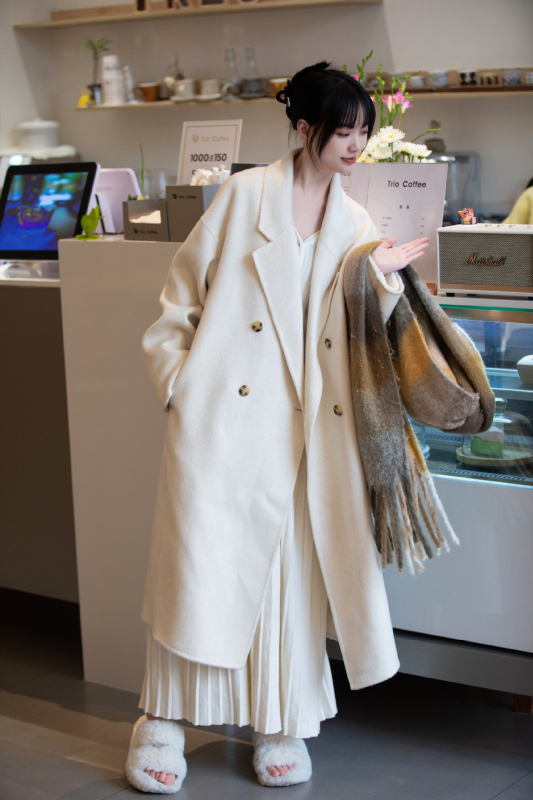 Dámsky vlnený kabát - voľný strih, predĺžená dĺžka, sakó golier, jednofarebný vzor, obsah vlna 95%+