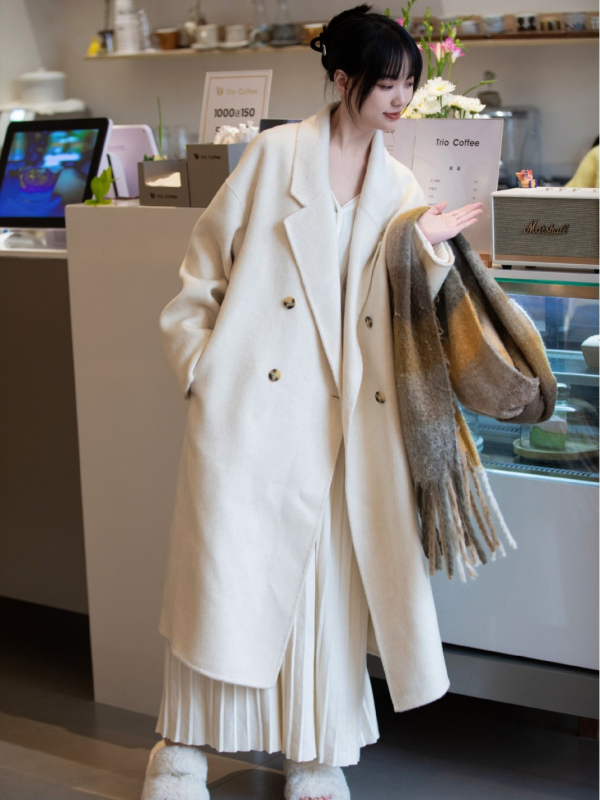 Dámsky vlnený kabát - voľný strih, predĺžená dĺžka, sakó golier, jednofarebný vzor, obsah vlna 95%+