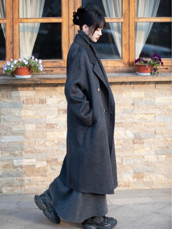 Dámsky vlnený kabát - voľný strih, predĺžená dĺžka, sakó golier, jednofarebný vzor, obsah vlna 95%+