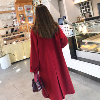 Женско палто от вискоза, монохромен модел, съдържа 70–80% вискоза, дълги ръкави, костюмна яка, уличен хипстър стил.