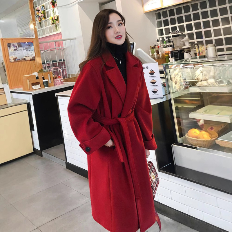 Женско палто от вискоза, монохромен модел, съдържа 70–80% вискоза, дълги ръкави, костюмна яка, уличен хипстър стил.