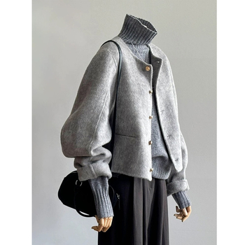 Palto damă din lână artificială, dublu, lungime scurtă, toamna–iarna 2024, look rafinat; material principal 70–80% poliester; nasturi pe un rând; guler înalt; mâneci lungi; uni.