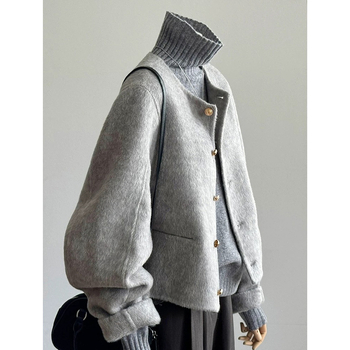 Palto damă din lână artificială, dublu, lungime scurtă, toamna–iarna 2024, look rafinat; material principal 70–80% poliester; nasturi pe un rând; guler înalt; mâneci lungi; uni.