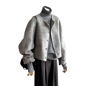 Palto damă din lână artificială, dublu, lungime scurtă, toamna–iarna 2024, look rafinat; material principal 70–80% poliester; nasturi pe un rând; guler înalt; mâneci lungi; uni.