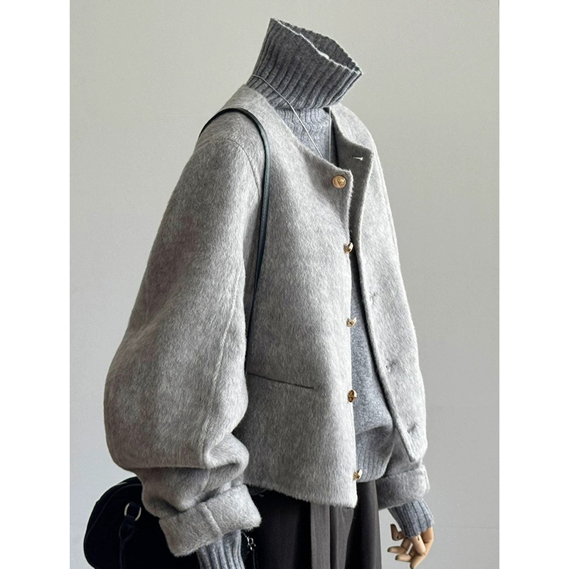 Palto damă din lână artificială, dublu, lungime scurtă, toamna–iarna 2024, look rafinat; material principal 70–80% poliester; nasturi pe un rând; guler înalt; mâneci lungi; uni.