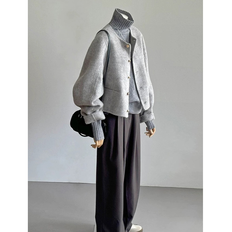 Palto damă din lână artificială, dublu, lungime scurtă, toamna–iarna 2024, look rafinat; material principal 70–80% poliester; nasturi pe un rând; guler înalt; mâneci lungi; uni.