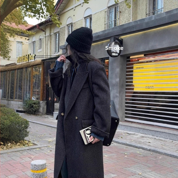 Dámsky vlnený kabát, elegantný mestský štýl, golier typu saka, zapínanie na dve gombíky