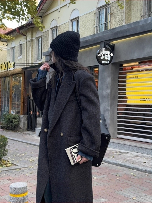 Dámsky vlnený kabát, elegantný mestský štýl, golier typu saka, zapínanie na dve gombíky