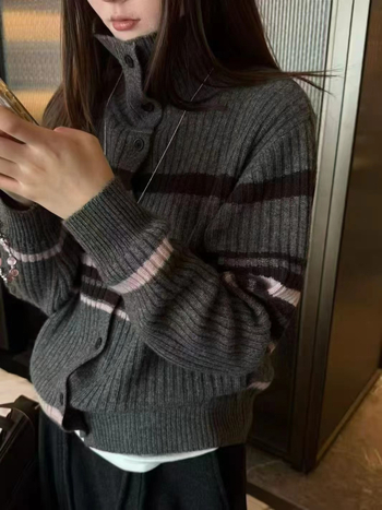 Kardigan od alpaka vune s prugastim uzorkom, poluturtleneck ovratnik, dugi rukavi, opušten kroj