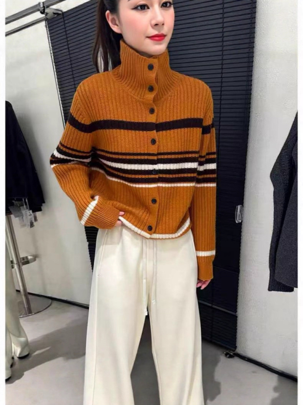 Kardigan od alpaka vune s prugastim uzorkom, poluturtleneck ovratnik, dugi rukavi, opušten kroj