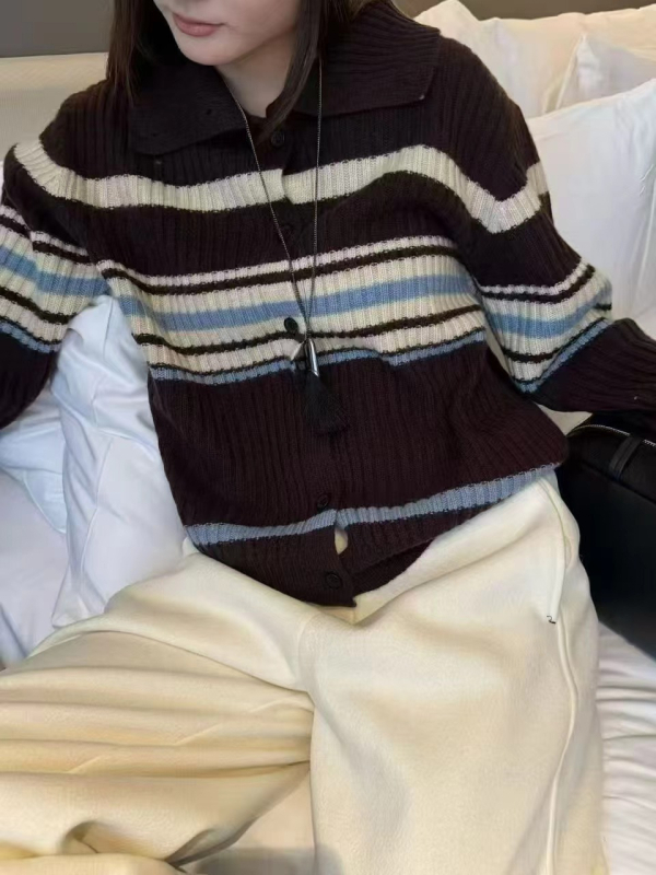 Kardigan od alpaka vune s prugastim uzorkom, poluturtleneck ovratnik, dugi rukavi, opušten kroj