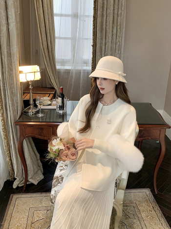 Palton reversibil din cașmir și lână, cu guler din blană de vulpe; palton scurt în stil cape; 70–80% lână; lungime 50–65 cm; croială lejeră.