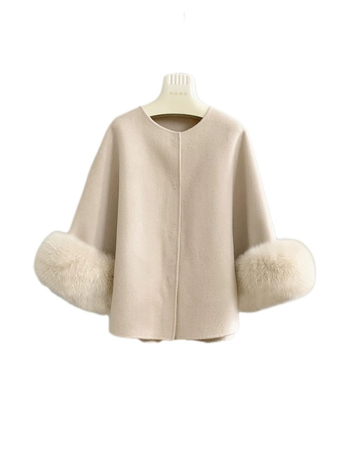 Palton reversibil din cașmir și lână, cu guler din blană de vulpe; palton scurt în stil cape; 70–80% lână; lungime 50–65 cm; croială lejeră.