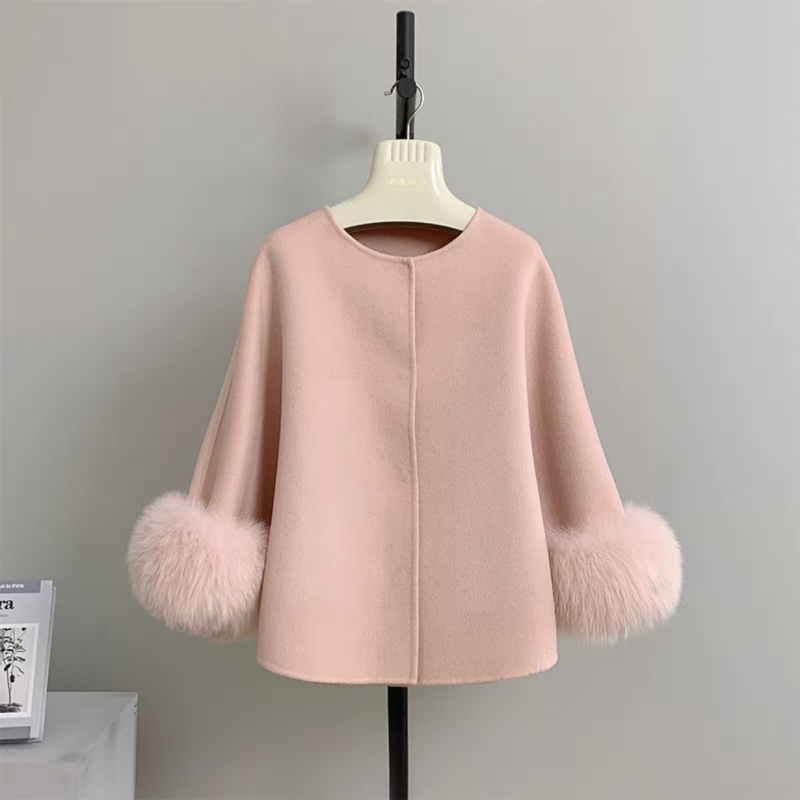 Palton reversibil din cașmir și lână, cu guler din blană de vulpe; palton scurt în stil cape; 70–80% lână; lungime 50–65 cm; croială lejeră.