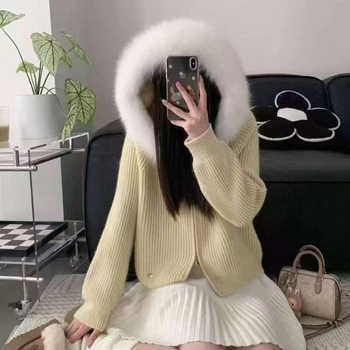 Pulover scurt tricotat cu glugă și guler de blană, fermoar, material chenille și amestec lână de oaie-bumbac