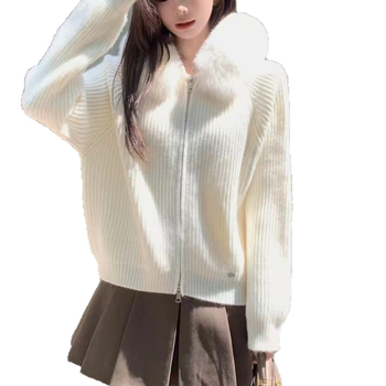 Pulover scurt tricotat cu glugă și guler de blană, fermoar, material chenille și amestec lână de oaie-bumbac