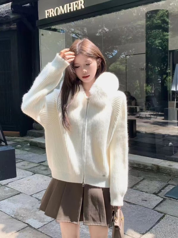 Pulover scurt tricotat cu glugă și guler de blană, fermoar, material chenille și amestec lână de oaie-bumbac