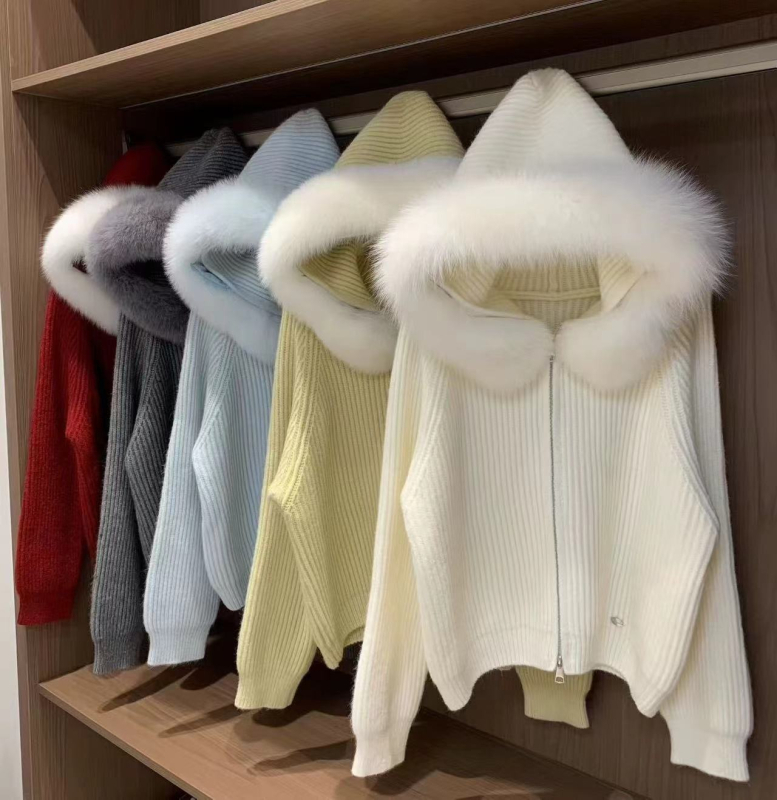 Pulover scurt tricotat cu glugă și guler de blană, fermoar, material chenille și amestec lână de oaie-bumbac