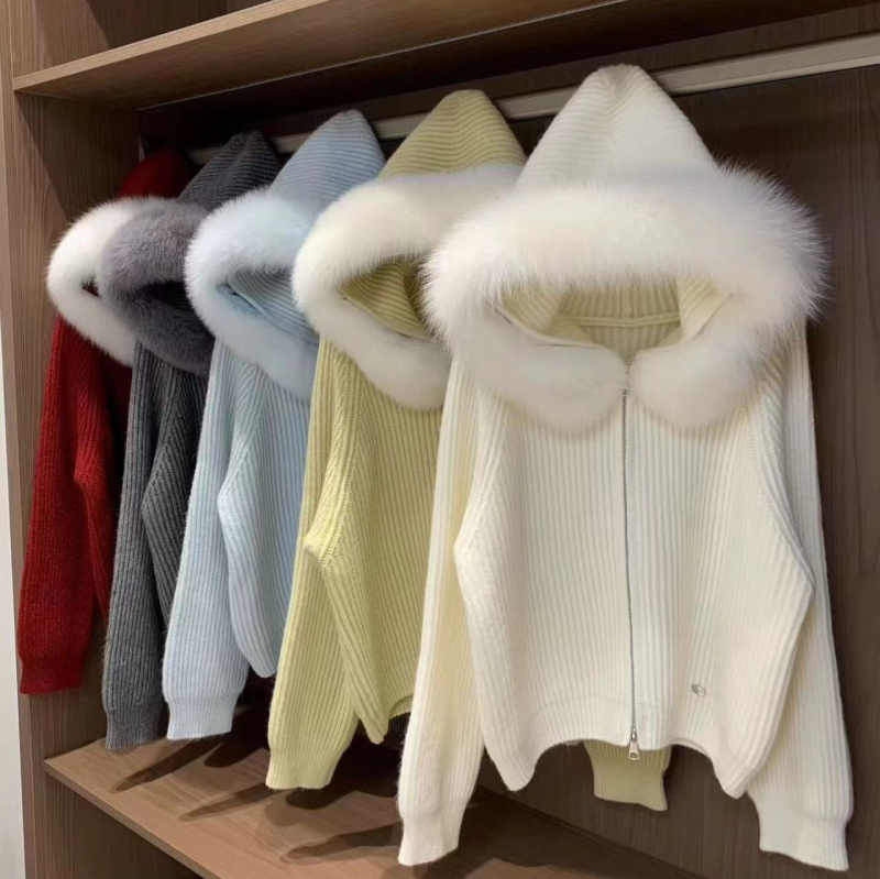 Pulover scurt tricotat cu glugă și guler de blană, fermoar, material chenille și amestec lână de oaie-bumbac