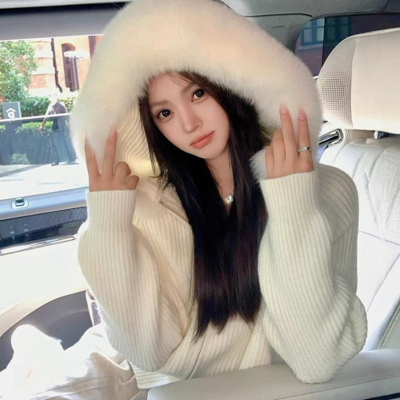 Pulover scurt tricotat cu glugă și guler de blană, fermoar, material chenille și amestec lână de oaie-bumbac