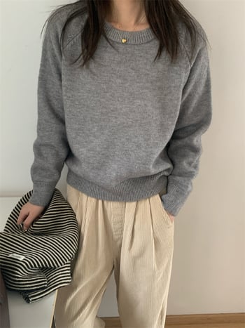 Pulover tricotat cu guler rotund, mâneci lungi, croială lejeră, amestec lână de oaie cu acril și poliester