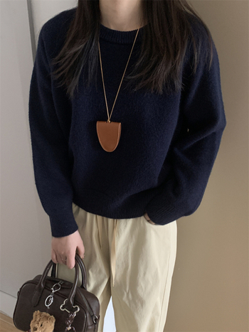 Pulover tricotat cu guler rotund, mâneci lungi, croială lejeră, amestec lână de oaie cu acril și poliester