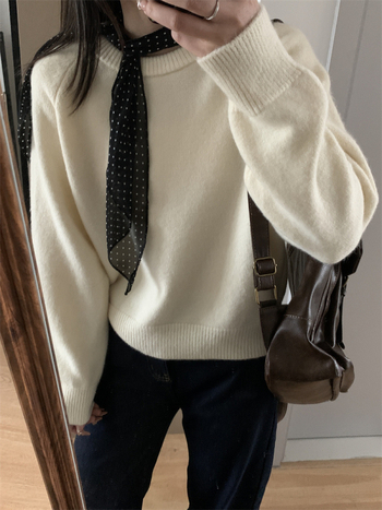 Pulover tricotat cu guler rotund, mâneci lungi, croială lejeră, amestec lână de oaie cu acril și poliester