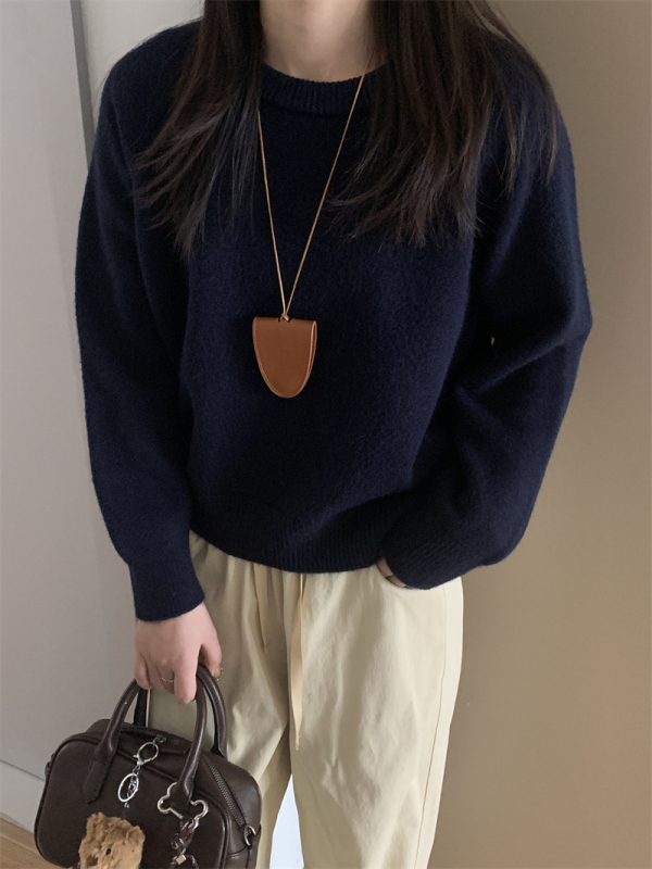 Pulover tricotat cu guler rotund, mâneci lungi, croială lejeră, amestec lână de oaie cu acril și poliester