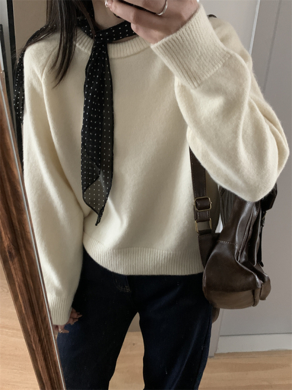 Pulover tricotat cu guler rotund, mâneci lungi, croială lejeră, amestec lână de oaie cu acril și poliester