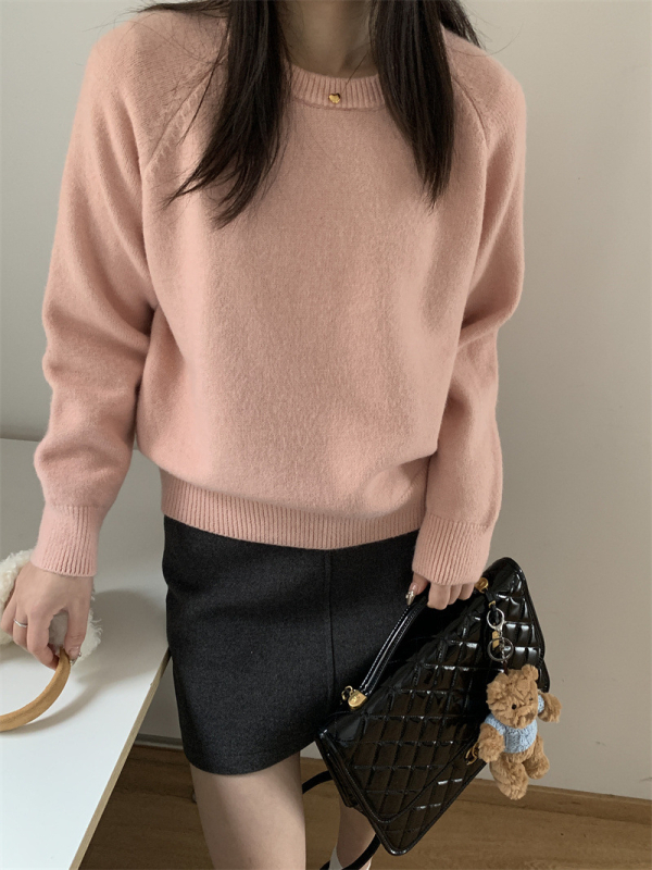 Pulover tricotat cu guler rotund, mâneci lungi, croială lejeră, amestec lână de oaie cu acril și poliester