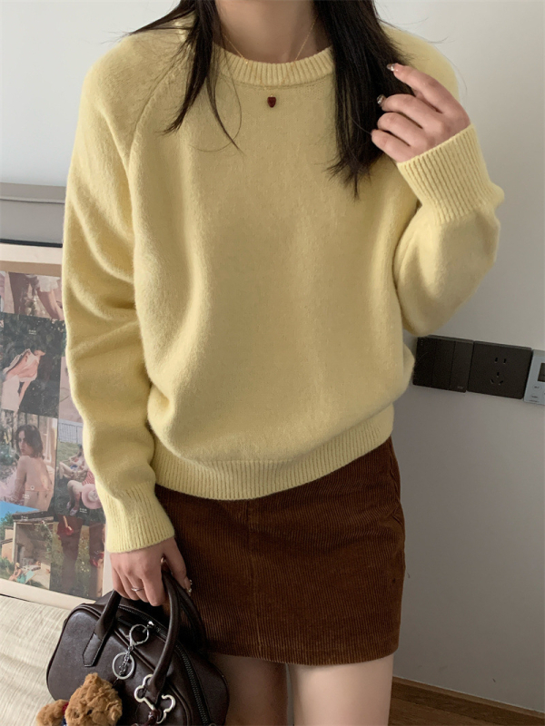 Pulover tricotat cu guler rotund, mâneci lungi, croială lejeră, amestec lână de oaie cu acril și poliester