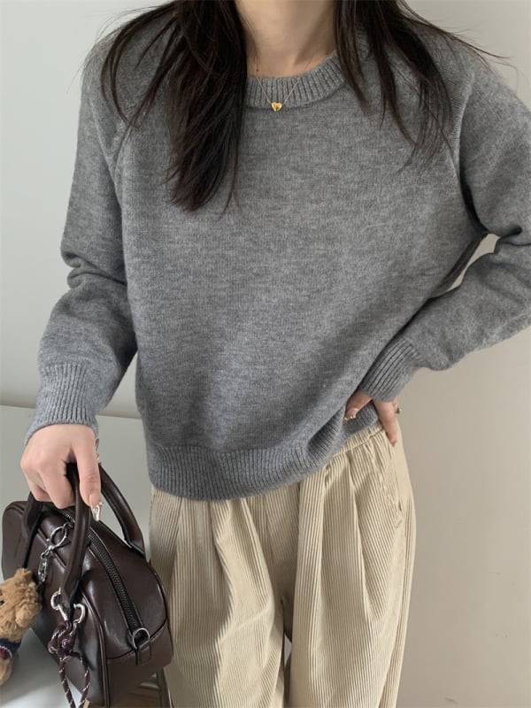Pulover tricotat cu guler rotund, mâneci lungi, croială lejeră, amestec lână de oaie cu acril și poliester