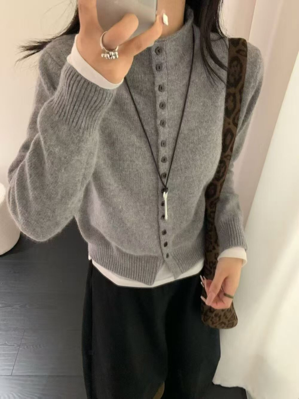 Ženski cardigan pulover, ovčja vuna s elastanom, jednobojan, polu-visoki ovratnik, kopčanje u jednom redu, uski kroj