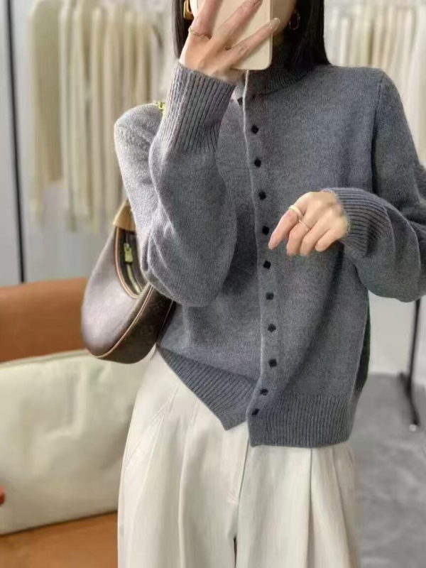 Ženski cardigan pulover, ovčja vuna s elastanom, jednobojan, polu-visoki ovratnik, kopčanje u jednom redu, uski kroj
