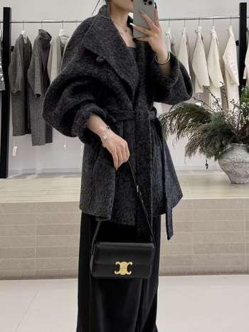 Dámsky vlnený kabát, voľný strih, stojatý golier, stredná dĺžka 65–80 cm, viac než 95% vlna, jednoradové zapínanie