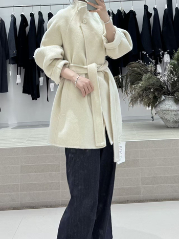 Dámsky vlnený kabát, voľný strih, stojatý golier, stredná dĺžka 65–80 cm, viac než 95% vlna, jednoradové zapínanie