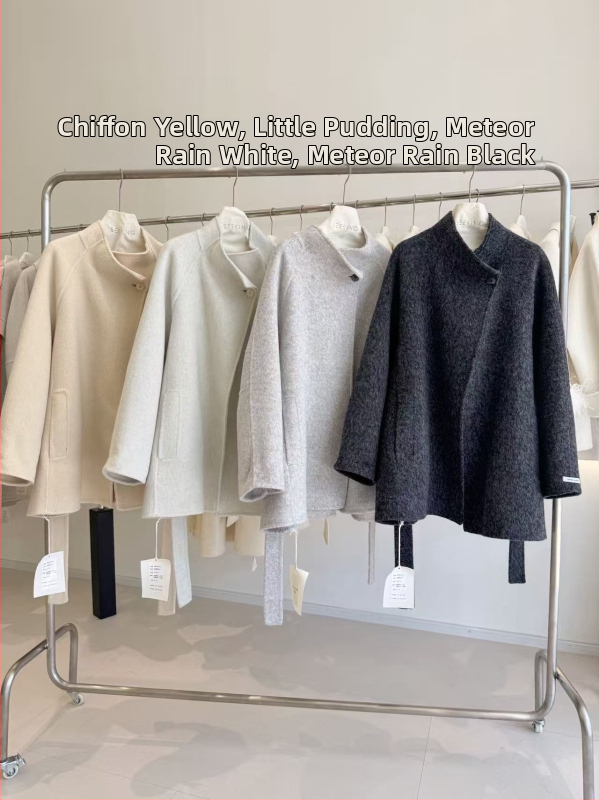 Dámsky vlnený kabát, voľný strih, stojatý golier, stredná dĺžka 65–80 cm, viac než 95% vlna, jednoradové zapínanie