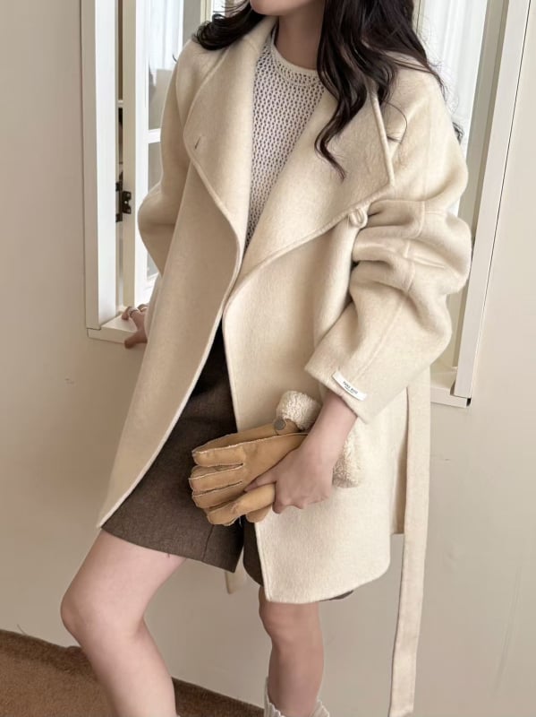 Dámsky vlnený kabát, voľný strih, stojatý golier, stredná dĺžka 65–80 cm, viac než 95% vlna, jednoradové zapínanie