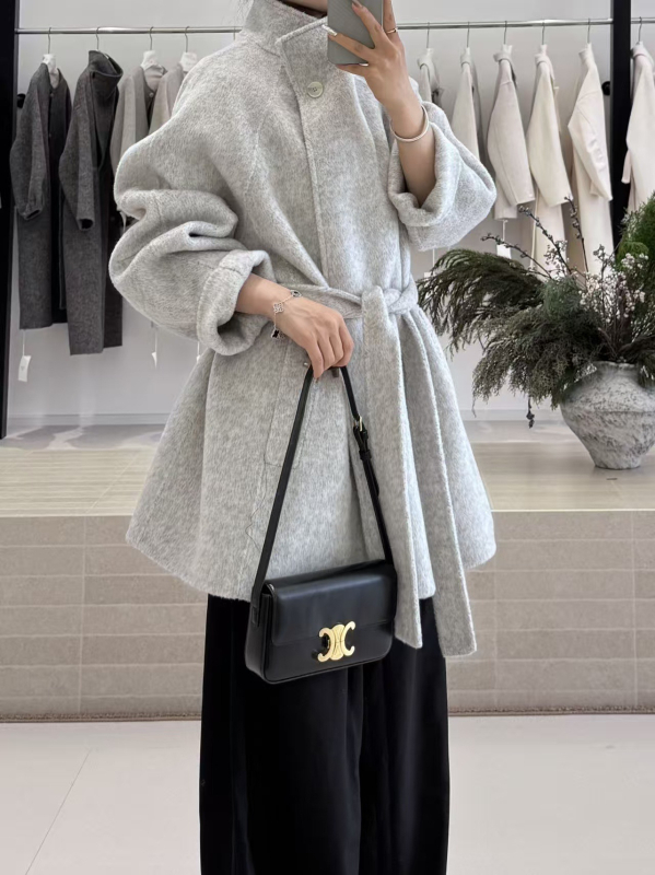 Dámsky vlnený kabát, voľný strih, stojatý golier, stredná dĺžka 65–80 cm, viac než 95% vlna, jednoradové zapínanie