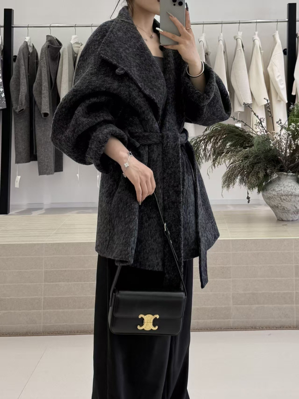 Dámsky vlnený kabát, voľný strih, stojatý golier, stredná dĺžka 65–80 cm, viac než 95% vlna, jednoradové zapínanie