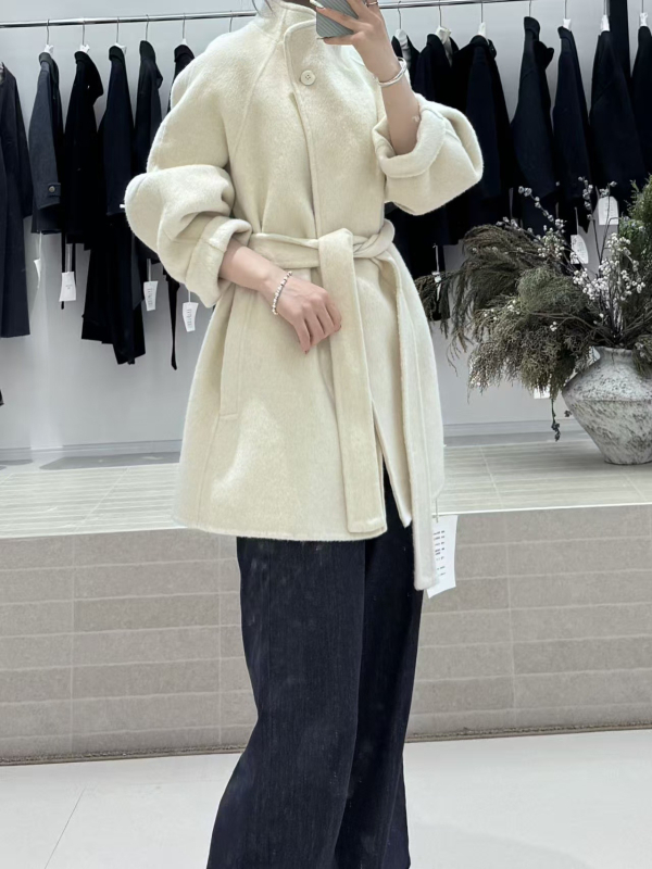 Dámsky vlnený kabát, voľný strih, stojatý golier, stredná dĺžka 65–80 cm, viac než 95% vlna, jednoradové zapínanie