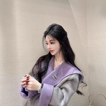 Ženski vuneni kaput s kapuljačom, dvostrani, uskog kroja, s pojasom i prednjim vezivanjem