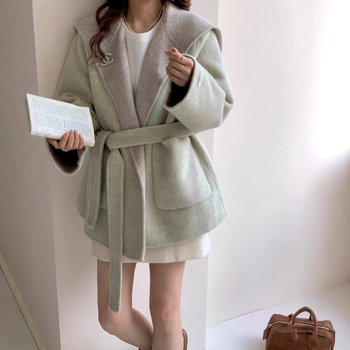 Ženski vuneni kaput s kapuljačom, dvostrani, uskog kroja, s pojasom i prednjim vezivanjem